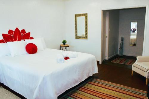 Postel nebo postele na pokoji v ubytování Nirvana Hotel