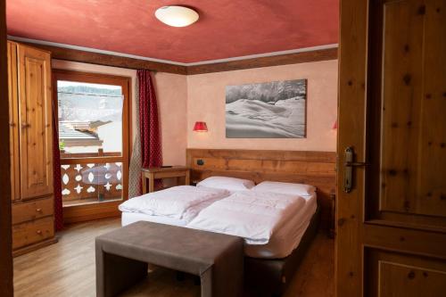 a bedroom with a bed and a window at Maison de leon in Torgnon