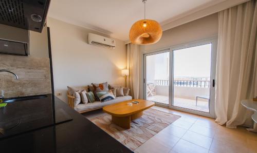 una sala de estar con un sofá y una mesa en Luxury One Bedroom Apartment with Sea view in SomaBay, en Hurghada