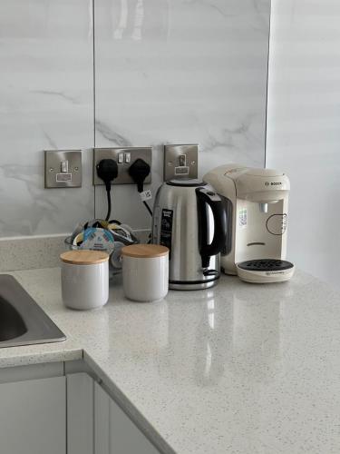 a kitchen counter with a coffee maker and a coffeemaker at Modern and Stylish Two Bedroom Flat in Oxford