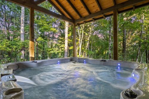 Φωτογραφία από το άλμπουμ του Surreal Views Outdoor Fireplace Pool Table Hot Tub σε Epworth
