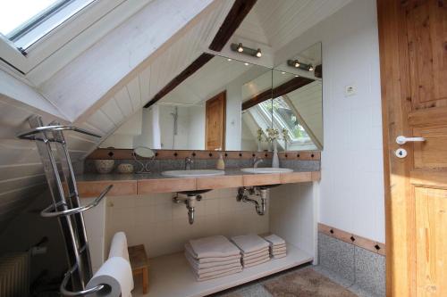 Un baño con dos lavabos y un espejo. en Apartment 180 qm BIBERBURG, in der romantischen Rödermühle an der Fränkischen Saale in Deutschlands Mitte, 8 km zur A7, en Hammelburg