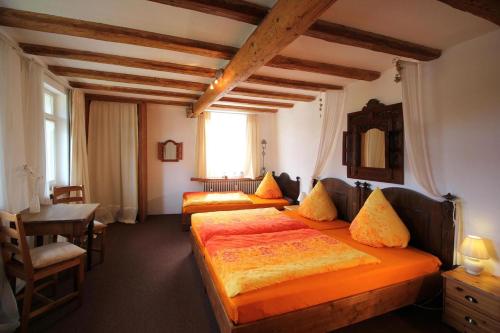 Un dormitorio con dos camas y una mesa y un escritorio. en Apartment 180 qm BIBERBURG, in der romantischen Rödermühle an der Fränkischen Saale in Deutschlands Mitte, 8 km zur A7, en Hammelburg