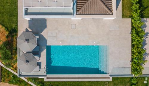 Bazén v ubytování Villa Nefeli - Elysian Villas Kefalonia, 200m from Beach, New 2024 nebo v jeho okolí