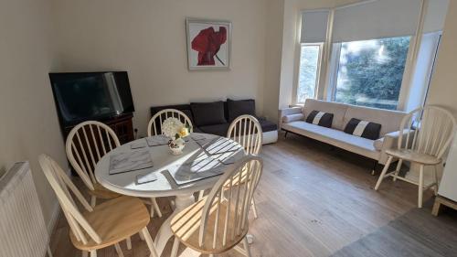 Χώρος καθιστικού στο Entire 2 Bedroom Cosy Flat Near City Centre