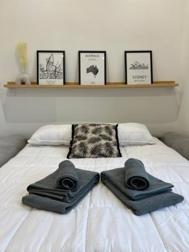 un letto con due asciugamani sopra di Studio Sydney - Jean Médecin - LA RIVIERA LCD a Nizza