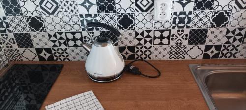 a blender sitting on a counter in a kitchen at U krbu in Jindřichovice