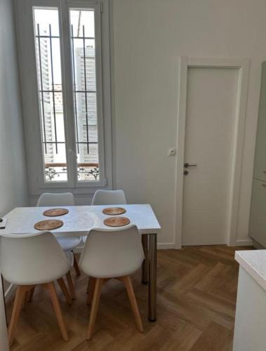 - une cuisine avec une table et des biscuits dans l'établissement Appartement 2 chambres, de luxe, à 50 m de la plage, à Cannes