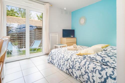 une chambre avec un lit et une grande fenêtre dans l'établissement Studio 1 Cap Ouest Vacances, à Pornichet