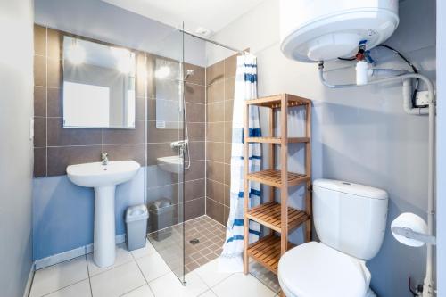 une salle de bain avec toilettes, lavabo et douche dans l'établissement Studio 1 Cap Ouest Vacances, à Pornichet