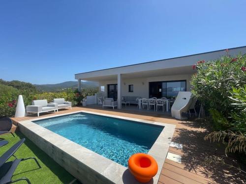 une piscine dans l'arrière-cour d'une maison dans l'établissement Villa Pietrosella, vue sur la baie d'Ajaccio, à Agnarelu