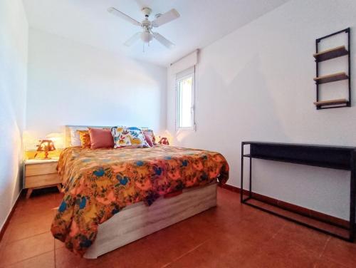 Posteľ alebo postele v izbe v ubytovaní Apartment Sol Vinaròs con AA Wi-Fi a primera línea y vistas al mar.