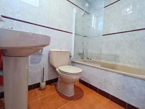 Kúpeľňa v ubytovaní Apartment Sol Vinaròs con AA Wi-Fi a primera línea y vistas al mar.