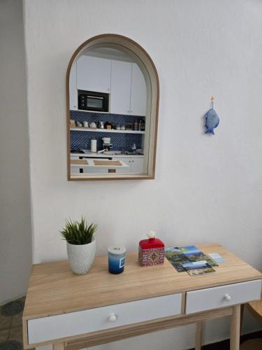 une coiffeuse avec un miroir sur un mur dans l'établissement Divina Seaside Suite Ischia, à Ischia