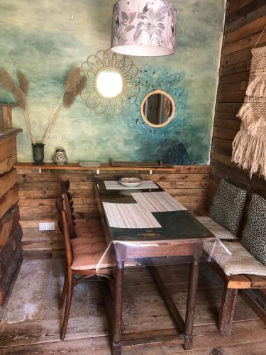 une salle à manger avec une table et des chaises en bois dans l'établissement Le Jardin, à Rennes-les-Bains