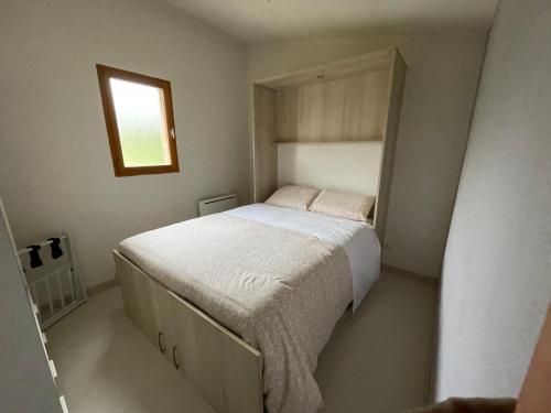 une chambre avec un lit et une fenêtre dans l'établissement La cigale des cantarelles, à Mornas