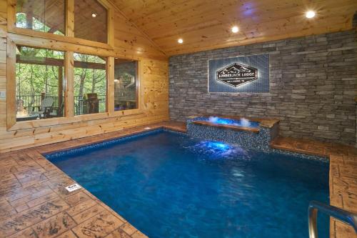 een overdekt zwembad in een blokhut bij Lumberjack Lodge Holiday home in Gatlinburg