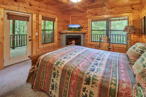 ein Schlafzimmer mit einem Bett und einem Kamin in der Unterkunft Fire in the Sky Holiday home in Gatlinburg