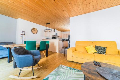 un salon avec un canapé et une table dans l'établissement Deux Chambres de Charme - 2 Chambres, à Brive-la-Gaillarde