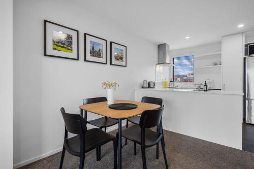 a kitchen and dining room with a table and chairs at City Centre Class in Christchurch