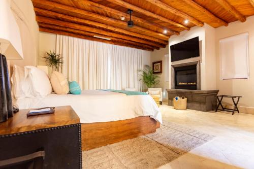 Postel nebo postele na pokoji v ubytování Luxury villa at Five Stars resort in Los Cabos