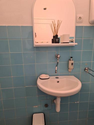 ストモレにあるCasa Cristianoの洗面台と鏡のあるバスルーム