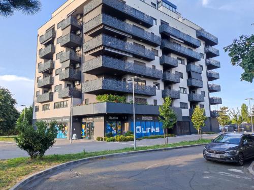 ザグレブにあるCity East Apartment Zagreb with private parkingの建物の前に駐車された車