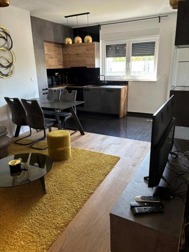 City East Apartment Zagreb with private parking