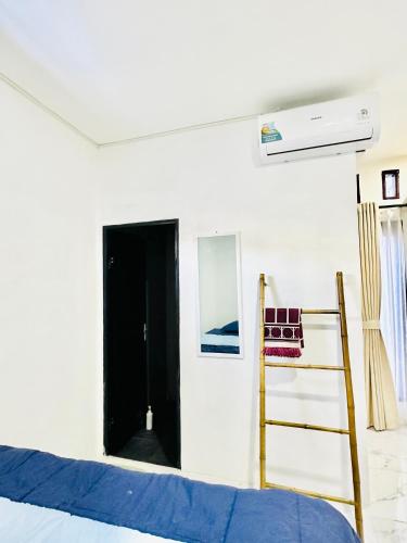 Ένα ή περισσότερα κρεβάτια σε δωμάτιο στο Cozy studio in Mataram