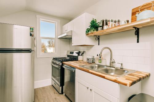 Una cocina o zona de cocina en The Larks Nest - A Gem in a Tranquil Neighborhood