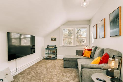 Una sala de estar con un sofá y un televisor. en The Larks Nest - A Gem in a Tranquil Neighborhood, en Great Falls