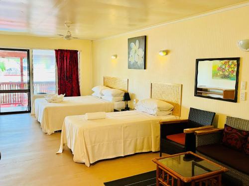Postel nebo postele na pokoji v ubytování Kiikii Inn & Suites