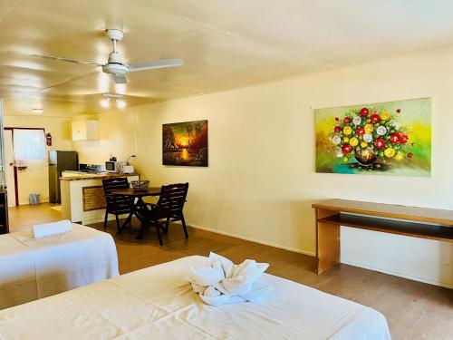 Postel nebo postele na pokoji v ubytování Kiikii Inn & Suites