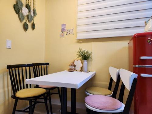 a small kitchen with a table and chairs at Lemontree in Seoul