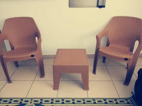 two chairs and a table in a room at Dar Dhiafa Mayar -دار الضيافة ميار in Mahdia