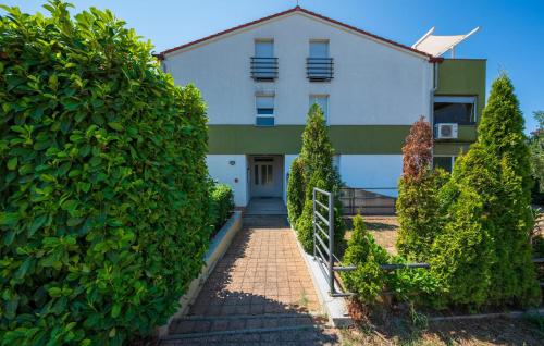 1 Bedroom Beautiful Apartment In Vranici
