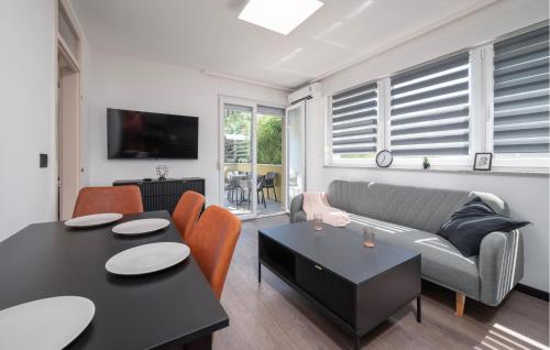 1 Bedroom Beautiful Apartment In Vranici