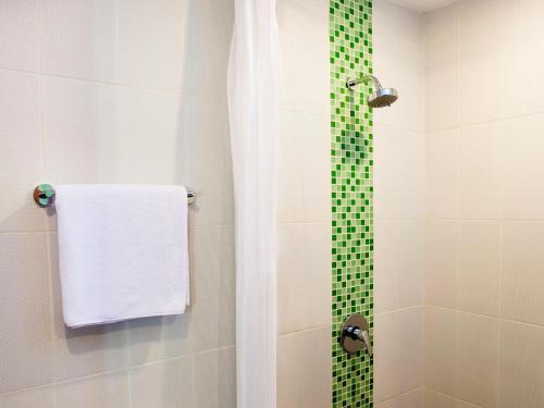 Bathroom sa Zest Harbour Bay Batam by Swiss-Belhotel International