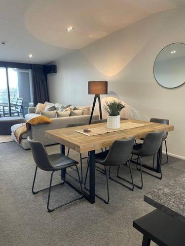 マウント・マウンガヌイにあるTop Floor Mount Central Apartment with Pool & Spaのギャラリーの写真