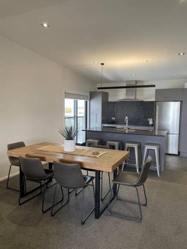 Top Floor Mount Central Apartment with Pool & Spaにあるキッチンまたは簡易キッチン