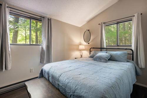 Postel nebo postele na pokoji v ubytování Hot Tub Fire Pit Deck Grill w Resort Amenities