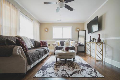 Ruang duduk di Spacious Home with Pet-Friendly Yard