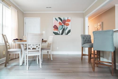 Ruang duduk di Spacious Home with Pet-Friendly Yard