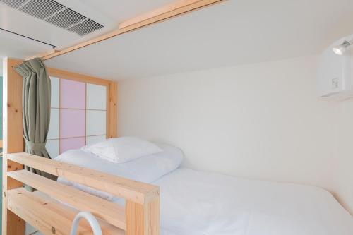 Una cama o camas en una habitación de 会津七日町inn