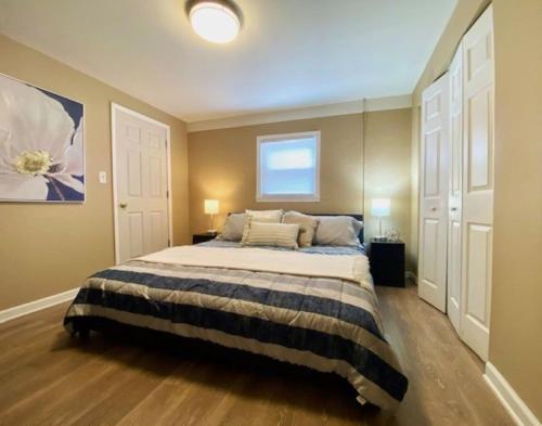 Katil atau katil-katil dalam bilik di Spacious Home with Pet-Friendly Yard