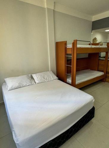 Ένα ή περισσότερα κρεβάτια σε δωμάτιο στο Apartamento Estúdio na Pitangueiras