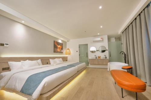Postel nebo postele na pokoji v ubytování Theatre Hotel