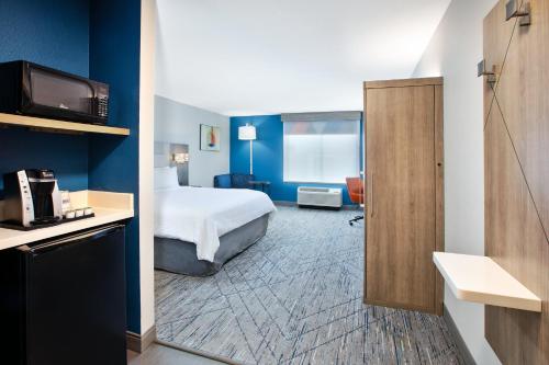 a hotel room with a bed and a television at Holiday Inn Express & Suites Buffalo by IHG in Buffalo
