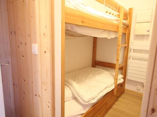 quelques lits superposés dans une chambre dans l'établissement Centre-ville Bagnères-de-Luchon T2 avec balcon, WiFi, animaux admis - FR-1-313-233, à Luchon