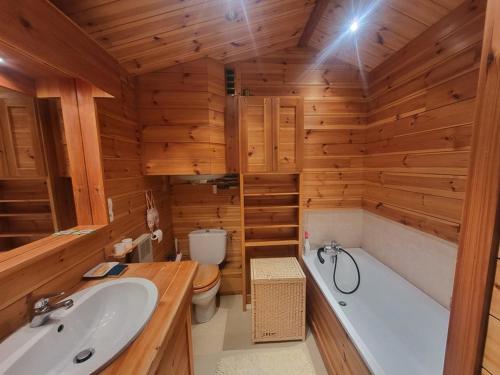 une salle de bain avec une baignoire, des toilettes et un lavabo dans l'établissement Superbe appartement 3 chambres sur les pistes de Montgenèvre, parking inclus - FR-1-266-233, à Montgenèvre